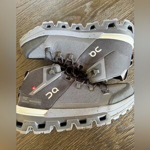 On Womens Cloudtrax Textile Synthetic Boots size 5 women’s